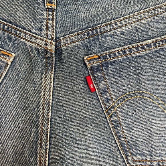 LEVI'S 501 Shorts Back To Your Heart Size 26 Cutoff Light Blue Rinse Distressed - Picture 14 of 16